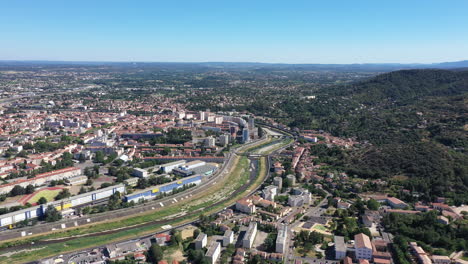 Alès-Fluss-Le-Gardon,-Große-Luftaufnahme-über-Gebäude,-Brücke,-Wohngebiet,-Stadt